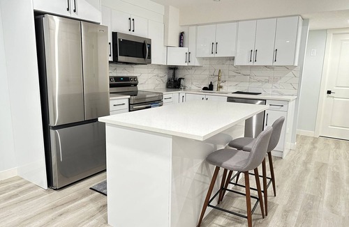 Airdrie House | Modern 2 Bedroom Suite