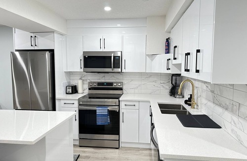 Airdrie House | Modern 2 Bedroom Suite