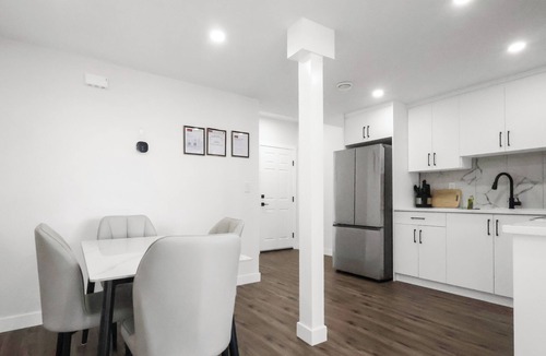 Calgary Apartment | Modern 2 BR walkout suite|5 mins to Airport Entire guest suite in Calgary,Canada