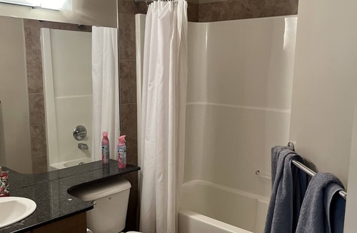 Southeast Edmonton Apartment | Modern 2bed 1bath condo with free gym and underground parking