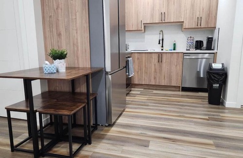 Keith House | Modern 2BR | Private Suite | Close to Banff | UofC