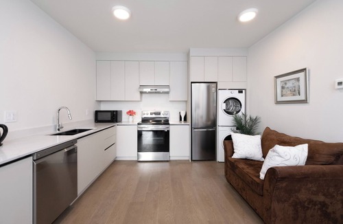 Dundarave House | Modern 2BR Suite in West Van | Patio & BBQ