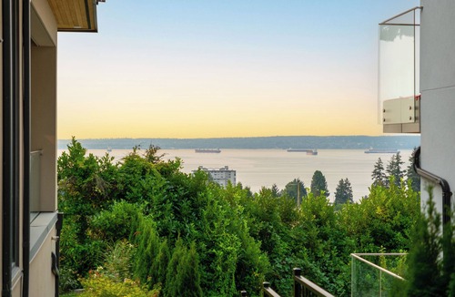 Dundarave House | Modern 2BR Suite in West Van | Patio & BBQ