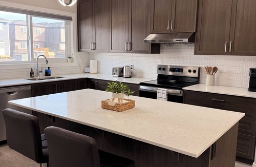 Calgary House | Modern 3 Bedroom Calgary Airport Stay | Sleeps 8 | Air Conditioning | Brand New
