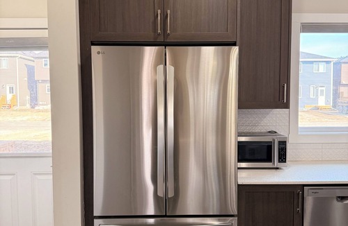 Calgary House | Modern 3 Bedroom Calgary Airport Stay | Sleeps 8 | Air Conditioning | Brand New