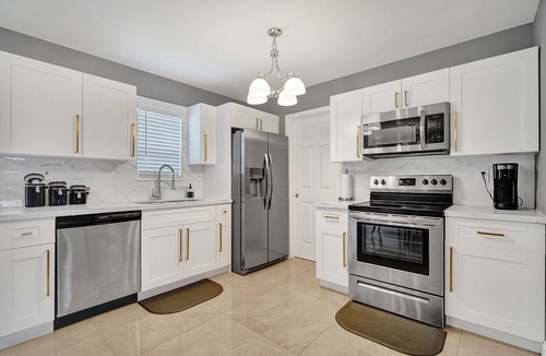 Lauderhill House | Modern 3bd/2ba Home mins to Beach & Las Olas