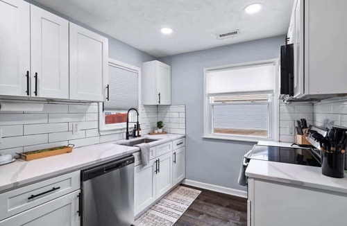 Parma Heights House | Modern 3Bed Home Near CLE With Private Backyard