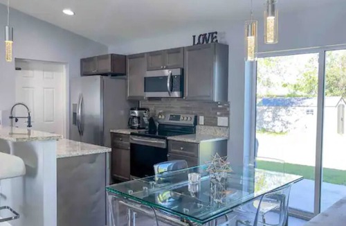 North Port House | Modern 3BR 2 BathFreeWifi WarmMineralSpring EV lvl 2 chargerwith tesla adapter