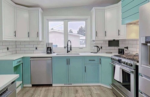 Calgary House | Modern 3BR Suite Steps to C-Train Near Zoo & DT