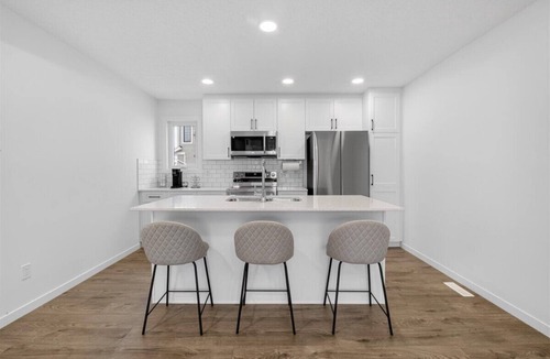 Division No. 11 House | Modern 3BR Townhome ★ Garage ★ Self Check-In ★ Workspace