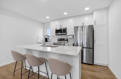 Division No. 11 House | Modern 3BR Townhome ★ Garage ★ Self Check-In ★ Workspace