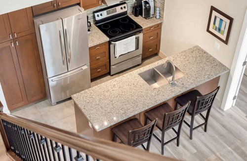 Harrison Hot Springs Apartment | Modern 4BR Penthouse with Lake Views & Rooftop Deck
