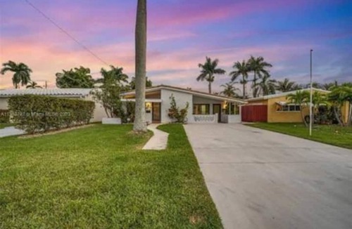Hollywood Lakes House | Modern 4BR Pool Home Minutes from Beach & Stadium
