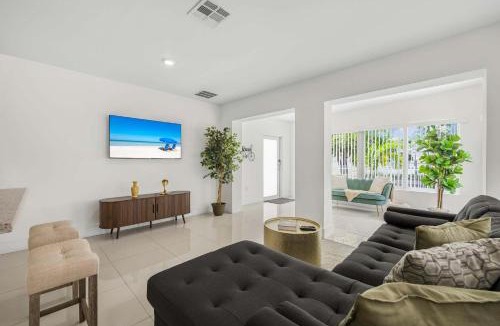Coral Way House | Modern 4BR Retreat with Private Pool - Near Brickell