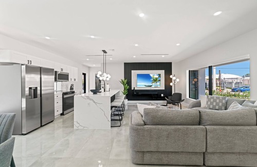 Miami Gardens House | Modern 5BR Dream: Courts/Playground & Heated Pool