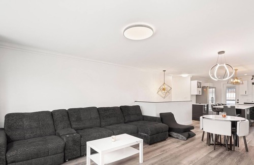 West Vancouver House | Modern 5BR Home Near Lions Gate - Glass Deck + BBQ