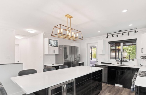 West Vancouver House | Modern 5BR Home Near Lions Gate - Glass Deck + BBQ