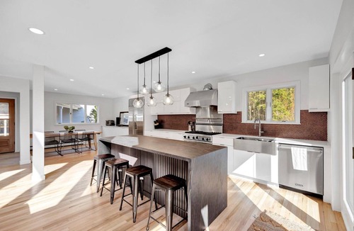 West Barnstable House | Modern 6 BR,5 B MarshViews,Hot tub,5mins to beach,Chef’s Kitchen, Large Groups