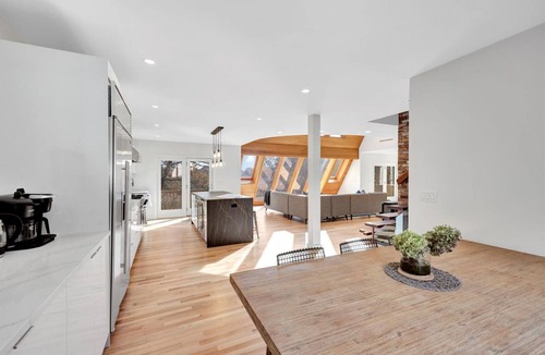 West Barnstable House | Modern 6 BR,5 B MarshViews,Hot tub,5mins to beach,Chef’s Kitchen, Large Groups