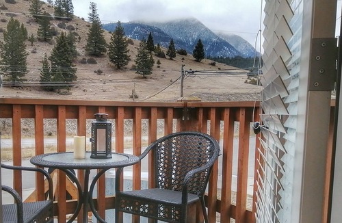 East Kootenay Apartment | Modern and Bright 2BDR/2BR Condo with Mountain Views