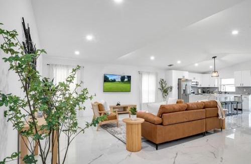 Lake Worth House | Modern and Luxurious Villa in West Palm Beach