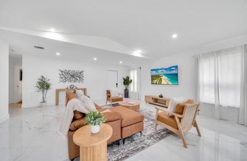 Lake Worth House | Modern and Luxurious Villa in West Palm Beach