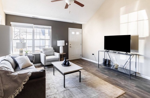 Avon Apartment | Modern Apartment in Prime Location (ID9308X76)