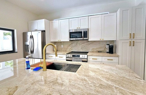 Lake Ida Shores House | Modern Beach House w/Heated Pool + Grill –5 Mins to Delray Beach & Atlantic Ave