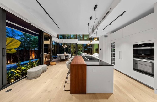 Birch Park Finger Streets House | Modern Beach Villa w/Rooftop Jacuzzi & Pool