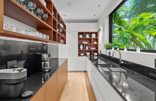 Birch Park Finger Streets House | Modern Beach Villa w/Rooftop Jacuzzi & Pool