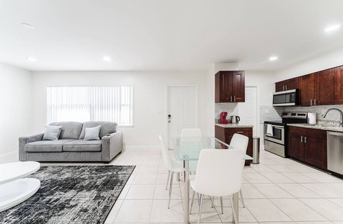 Boca Raton Condo | Modern Boca Condo Near FAU : 2 KING BR + Pool