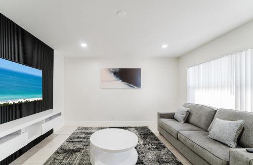 Boca Raton Apartment | Modern Boca Condo Near FAU - 2 KING BR, Pool