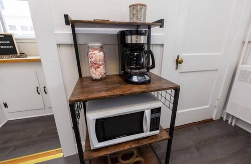 Dover House | Modern Boutique Farmhouse - Walk to Town - King Bed