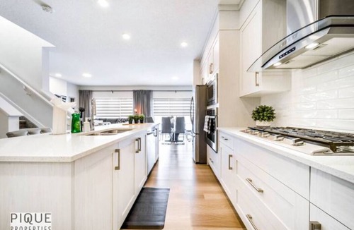 Southwest Edmonton House | Modern Bright Home - Fireplace - NETFLIX - King - Sleep 10