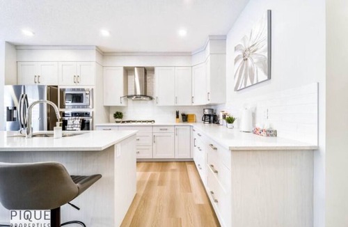 Southwest Edmonton House | Modern Bright Home - Fireplace - NETFLIX - King - Sleep 10