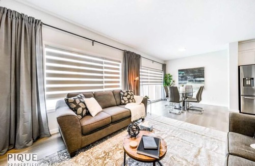 Southwest Edmonton House | Modern Bright Home - Fireplace - NETFLIX - King - Sleep 10