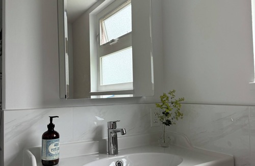 Delta House | Modern Bright Suite 2 Bdrm/short /long stays/25 min YVR Airport 7 min Ferry n