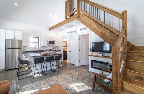 Jay Cottage | Modern Brookside Retreat ~ Private Outdoor Sauna ~ Near Jay Peak~ Sleeps 6