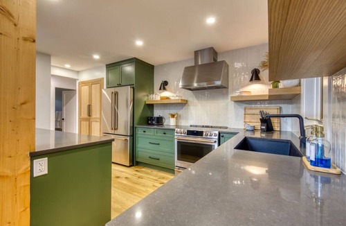 East Kootenay House | Modern Cabin Hot Tub 2 Kings Beach Access