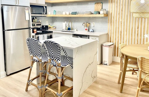 Bella Vista Condo | Modern Coastal Cottage- 5 min from the beach!