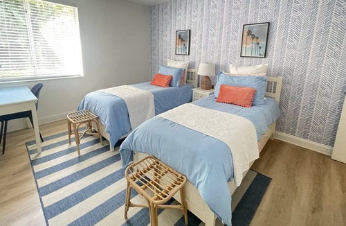 Bella Vista Condo | Modern Coastal Cottage- 5 min from the beach!