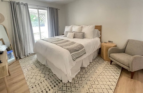 Bella Vista Condo | Modern Coastal Cottage- 5 min from the beach!