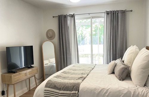 Bella Vista Condo | Modern Coastal Cottage- 5 min from the beach!