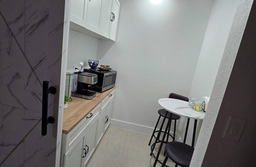 Lantana Apartment | Modern Coastal Studio 5 Mins to the Beach Peaceful getaway near the coast!