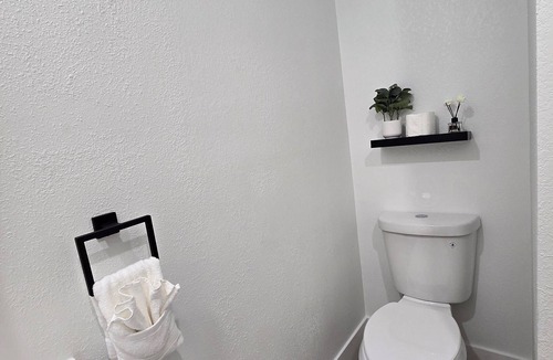 Lantana Apartment | Modern Coastal Studio 5 Mins to the Beach Peaceful getaway near the coast!