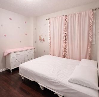 Saskatoon Apartment | Modern Cozy Townhouse Near Everything