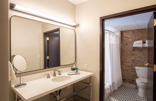 Glenwood Springs Hotel | Modern Downtown Suites Ideal for Weekend Getaways & Events