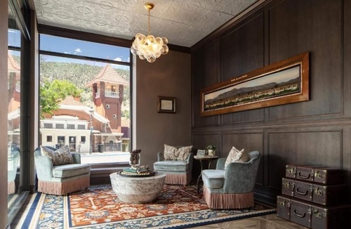 Glenwood Springs Hotel | Modern Downtown Suites Ideal for Weekend Getaways & Events