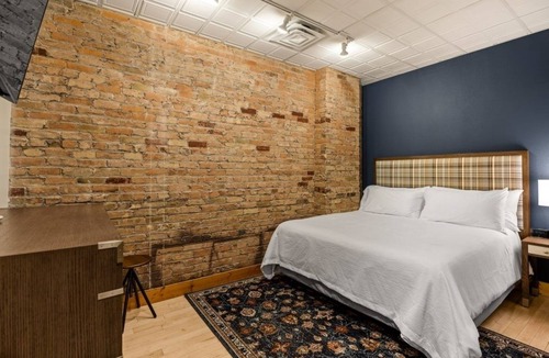 Glenwood Springs Hotel | Modern Downtown Escape Near Colorado Hiking & Adventure Spots