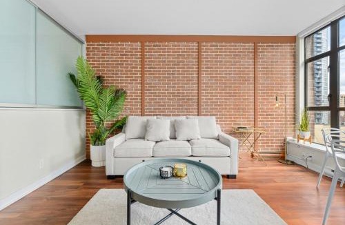 Downtown Vancouver Apartment | Modern Downtown Condo near Granville Street for 5 Guests